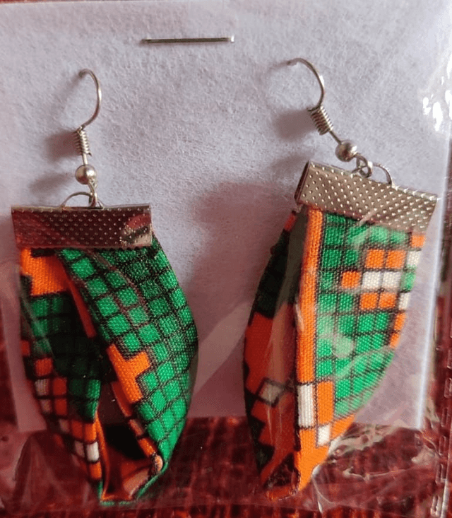 Boucles d&#039;oreilles fait main en Wax